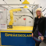 Siv Stenlund med industrirobot från Fanuc.